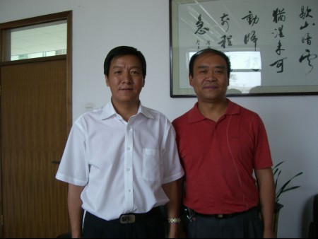 《法制与社会周刊》主编张健（右）与西北政法大学校长贾宇合影