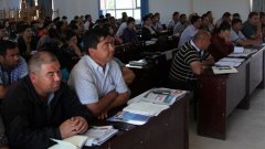 疏附县法院党组书记深入联系点传达会议精神