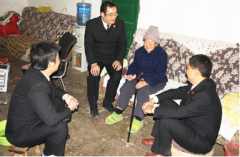 巧家法院院长刘松春节前走访慰问离退休老干部及遗属