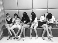15岁女孩辍学站街招嫖 被抓冲镜头摆胜利手势