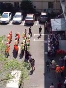 领导在阴凉处慰问烈日下环卫工？ 官方：就5分钟