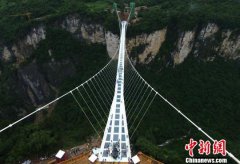 张家界大峡谷玻璃桥开放试营业12天即被叫停