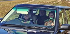 90岁英国女王亲自开车 带孙媳苏格兰度假