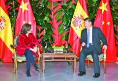 习近平会见西班牙副首相萨恩斯