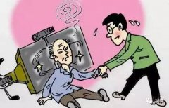 大爷摔倒骨折起诉推车路人法院：虽无过错也要赔偿两万