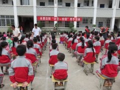 法官牵手进校园 用法呵护学生