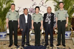 彭丽媛身着戎装会见母校代表