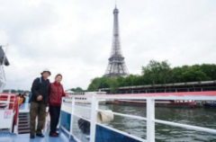 中国大爷带老伴环游世界 写万字旅游宝典