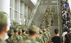 武警乘高铁礼让乘客感动国人：我们是乘客 更是军人