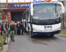 纳雍法院公开审理23名被告人犯团伙案件