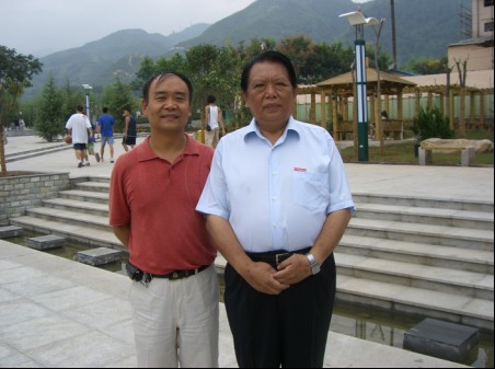 《法制与社会周刊》主编张健与西安翻译学院院长丁祖诒合影