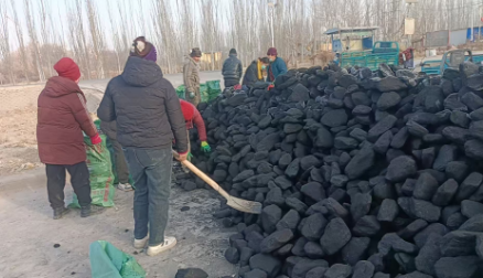 岳普湖县人民法院为困难群众送去20吨暖心煤炭