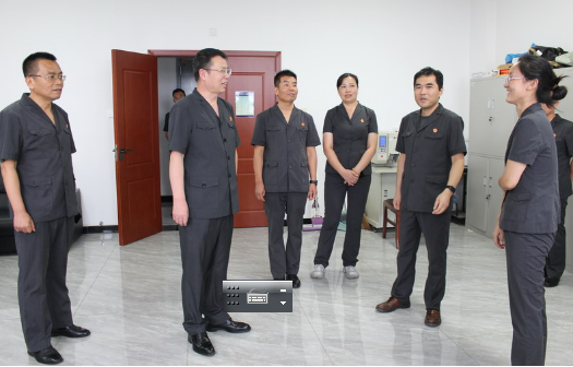 兴平法院：党组书记冯义走访调研机关各庭室